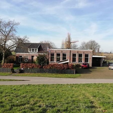Slapen in een voormalig klaslokaal Zonnemaire Buitenkant foto