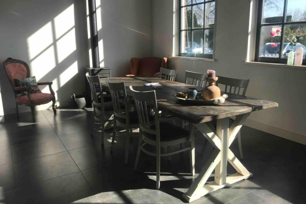 Slapen in een voormalig klaslokaal Zonnemaire Buitenkant foto