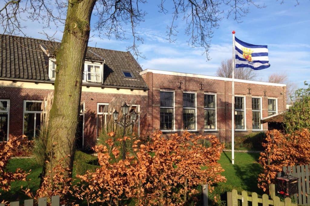 Slapen in een voormalig klaslokaal Zonnemaire Buitenkant foto
