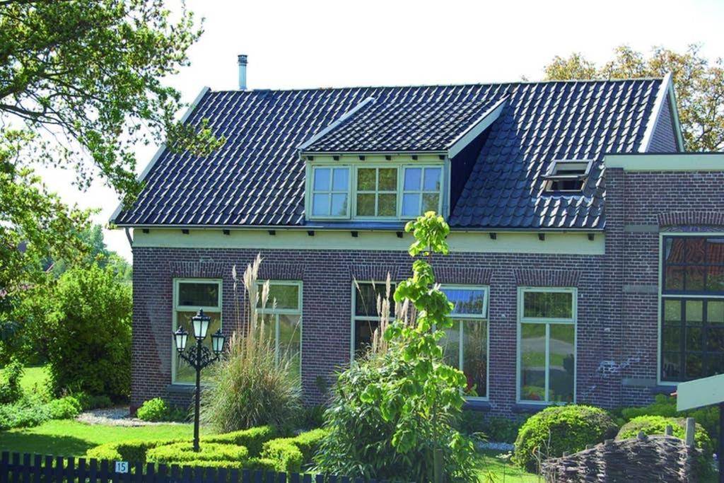 Slapen in een voormalig klaslokaal Zonnemaire Buitenkant foto