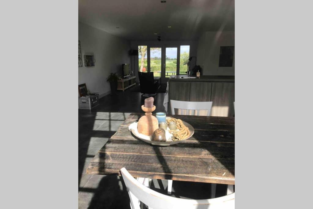 Slapen in een voormalig klaslokaal Zonnemaire Buitenkant foto