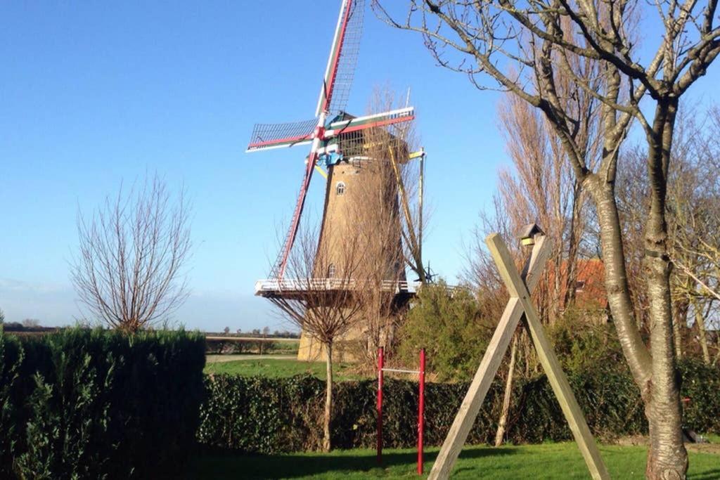 Slapen in een voormalig klaslokaal Zonnemaire Buitenkant foto
