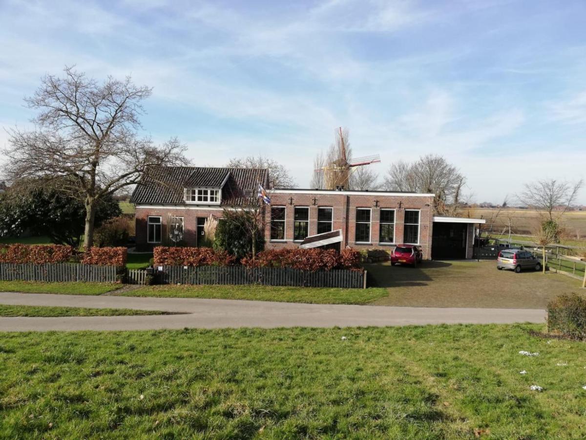 Slapen in een voormalig klaslokaal Zonnemaire Buitenkant foto
