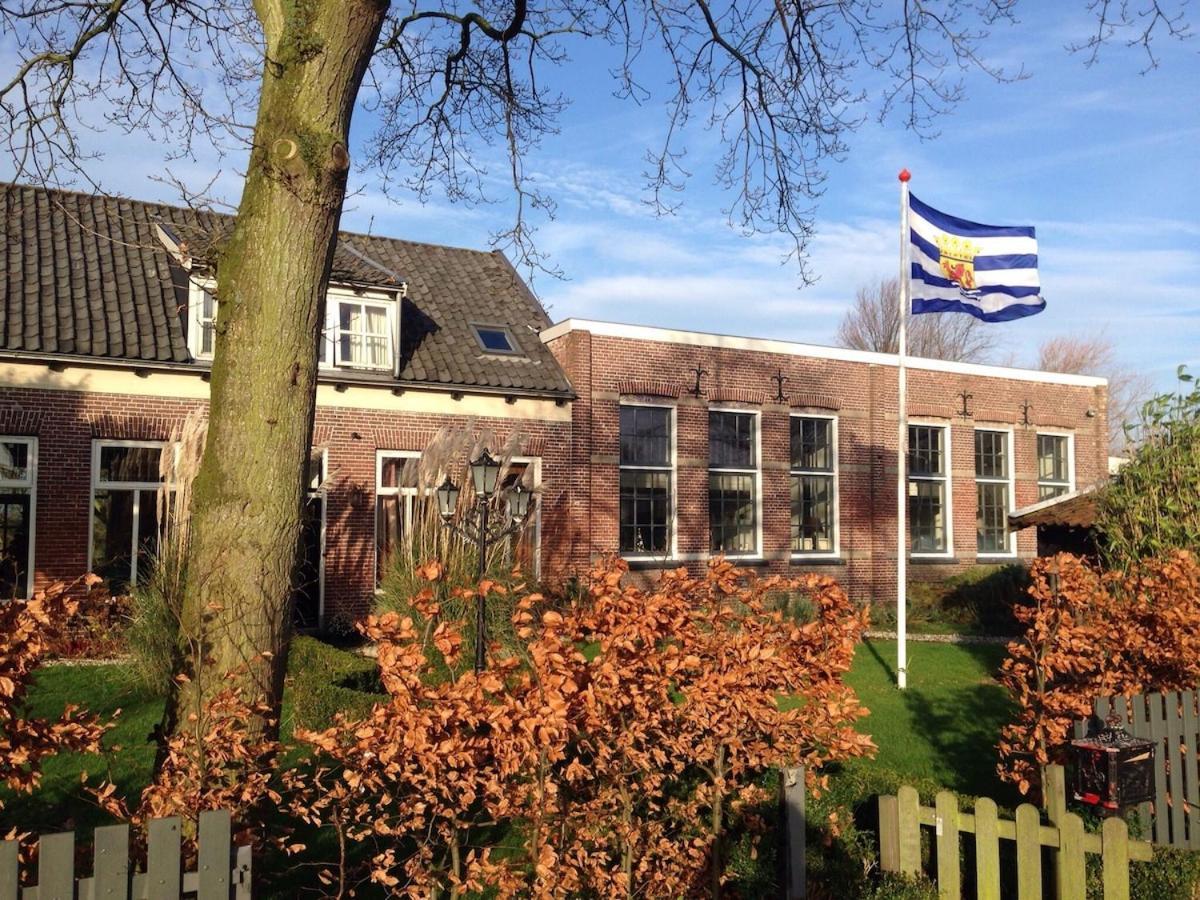 Slapen in een voormalig klaslokaal Zonnemaire Buitenkant foto