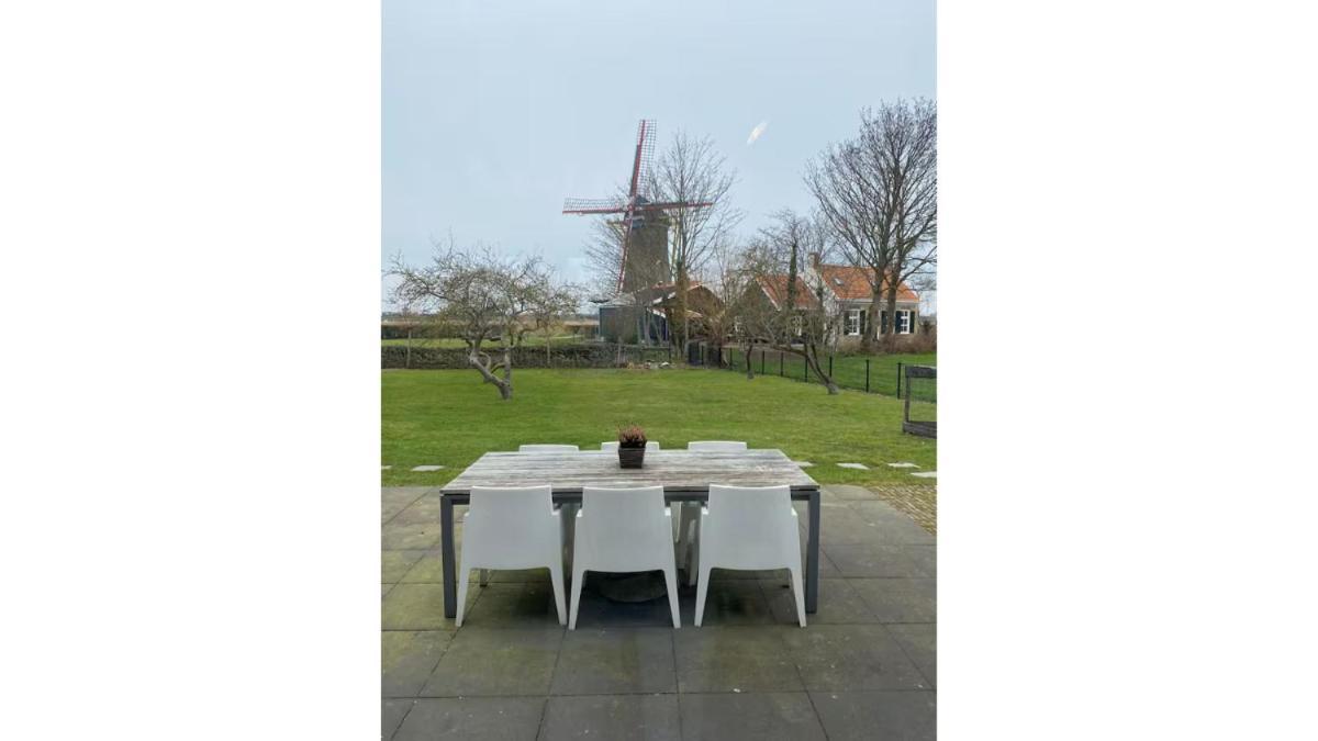 Slapen in een voormalig klaslokaal Zonnemaire Buitenkant foto